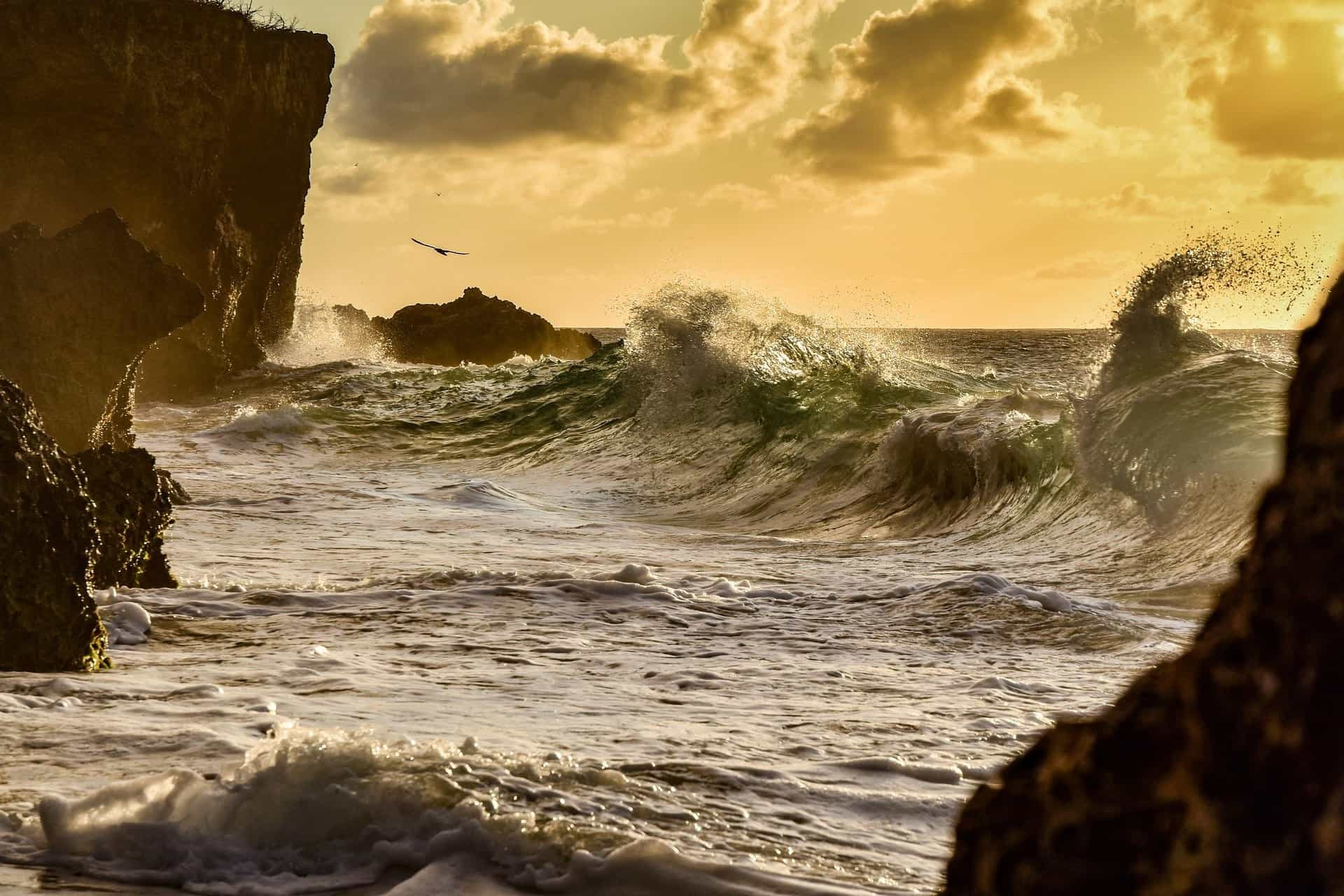 Felsen und Wellen im Meer