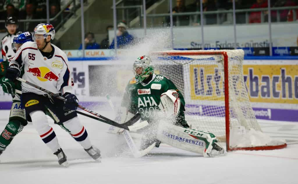 Aufnahme mehrerer Eishockey-Spieler auf dem Eis.