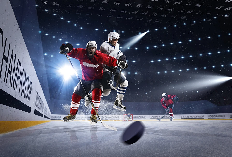 Aufnahme mehrerer Eishockey-Spieler auf dem Eis.