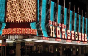 Das Horseshoe-Casino bei Nacht.