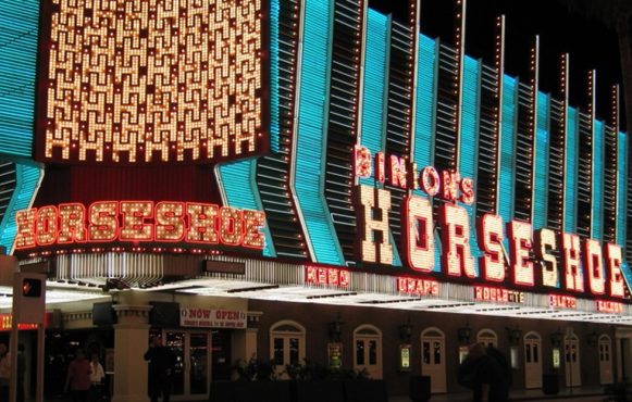 Das Horseshoe-Casino bei Nacht.