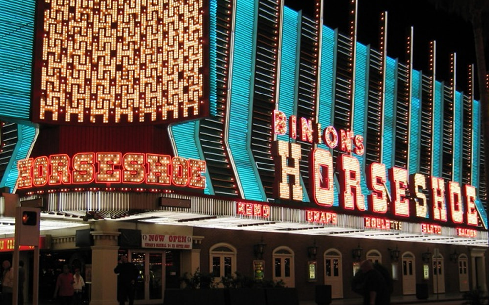Das Horseshoe-Casino bei Nacht.