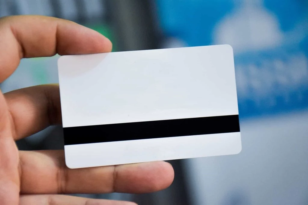 Eine ID-Karte wird in der Hand gehalten