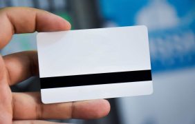 Eine ID-Karte wird in der Hand gehalten