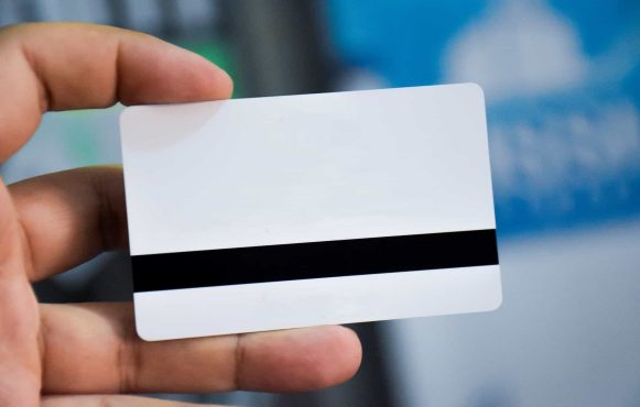 Eine ID-Karte wird in der Hand gehalten