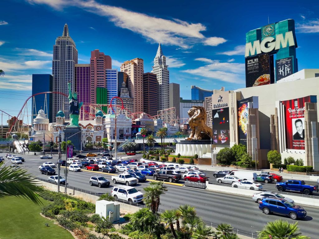 Straße in Las Vegas mit MGM Hotel im Hintergrund 