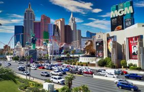 Straße in Las Vegas mit MGM Hotel im Hintergrund