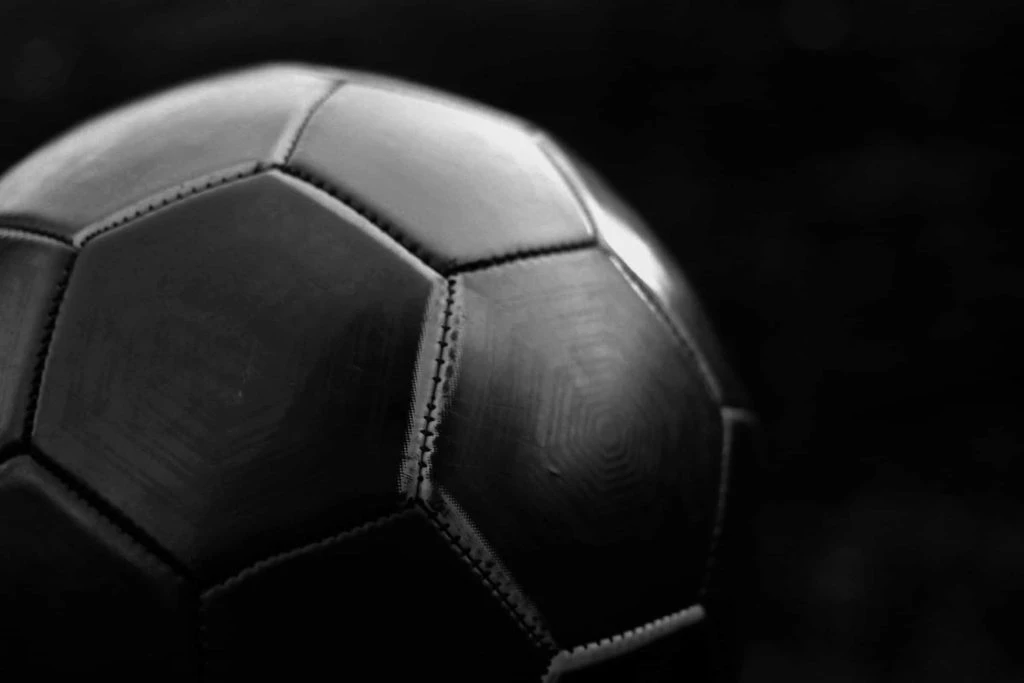 Grau-Schwarzer Fußball auf dunklem Hintergrund