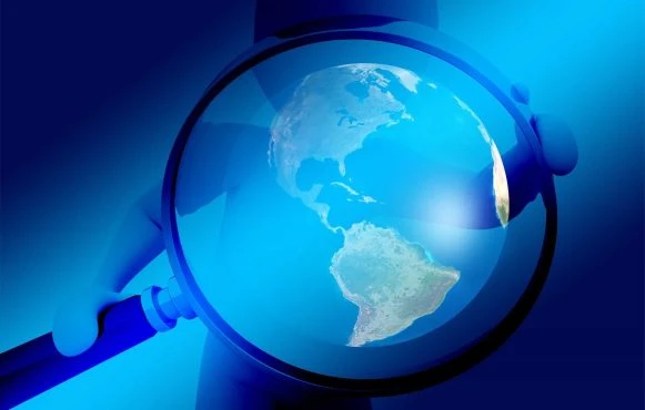 Lupe auf einem Globus