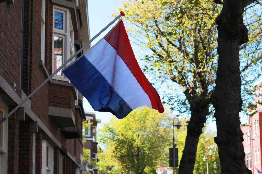 Eine niederländische Flagge an einem Wohnhaus
