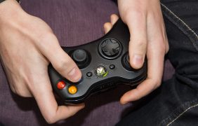 Junge spielt an Playstation