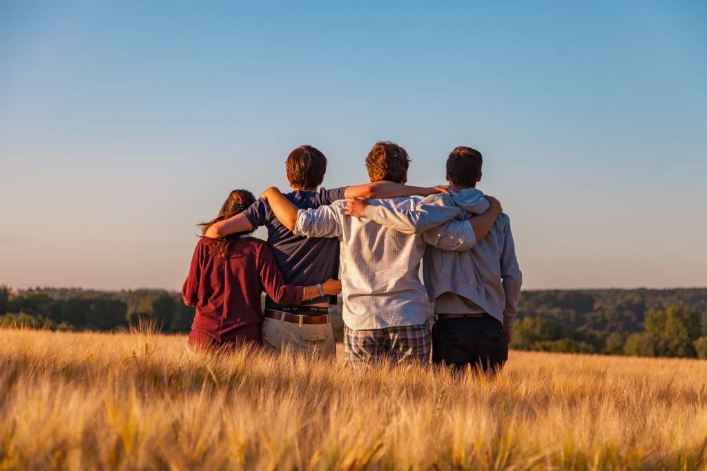 Aufnahme von Teenagern, die in einem Feld stehen.