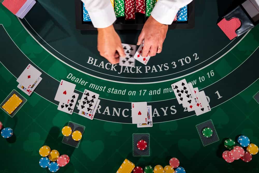 Blackjack-Dealer beim Austeilen von Karten