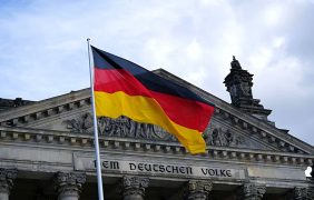 Eine deutsche Flagge weht vor dem Bundestag