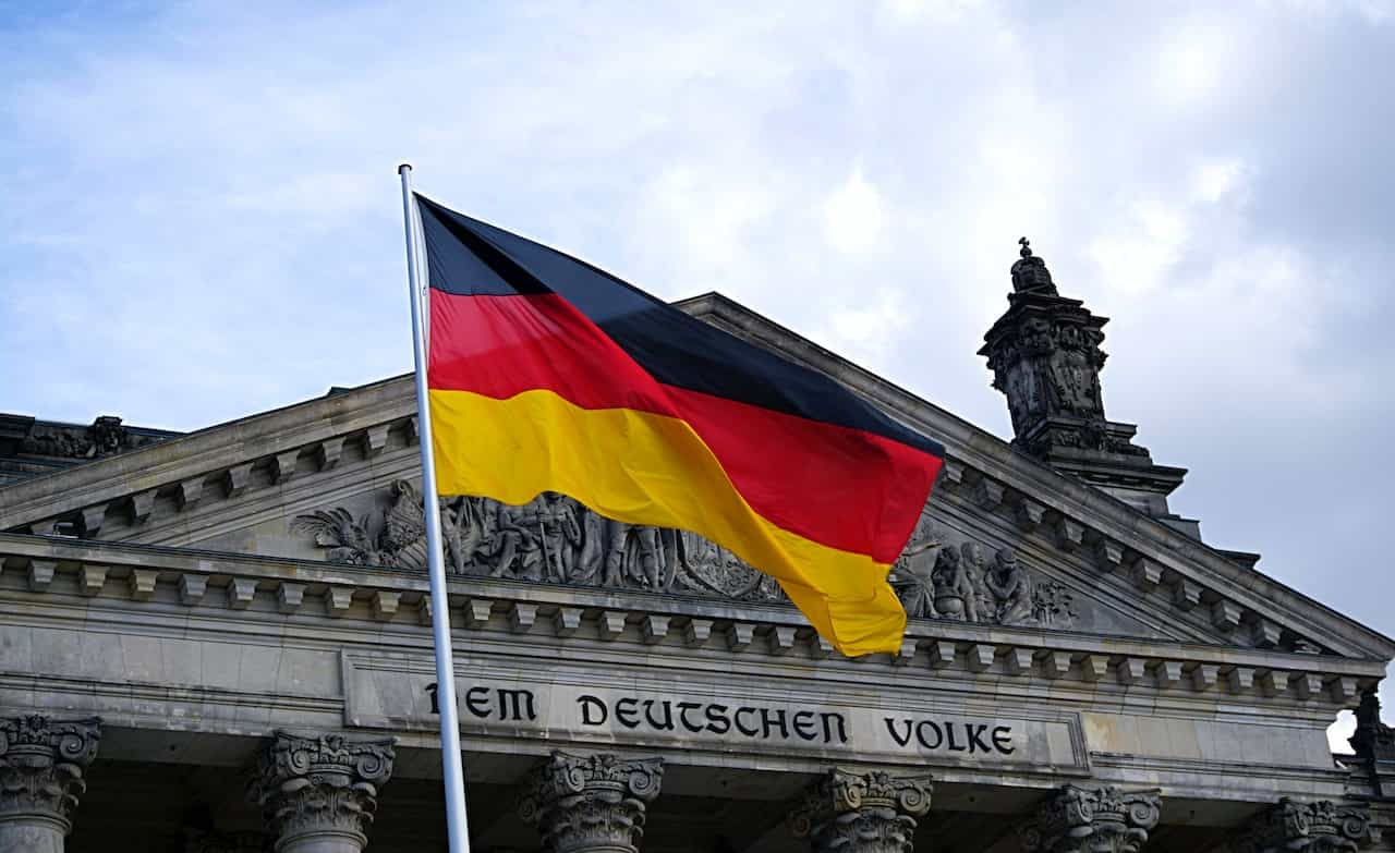 Eine deutsche Flagge weht vor dem Bundestag