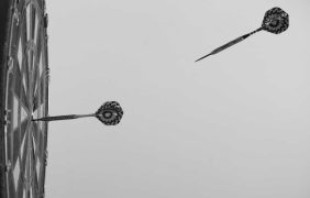 Dartscheibe mit mehreren Pfeilen