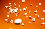 Tabletten fallen in ein Cocktailglas