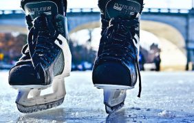 Schlittschuhe auf dem Eis