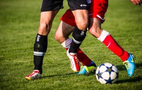 Aufnahme von zwei Fußballspielern, die um den Ball kämpfen.