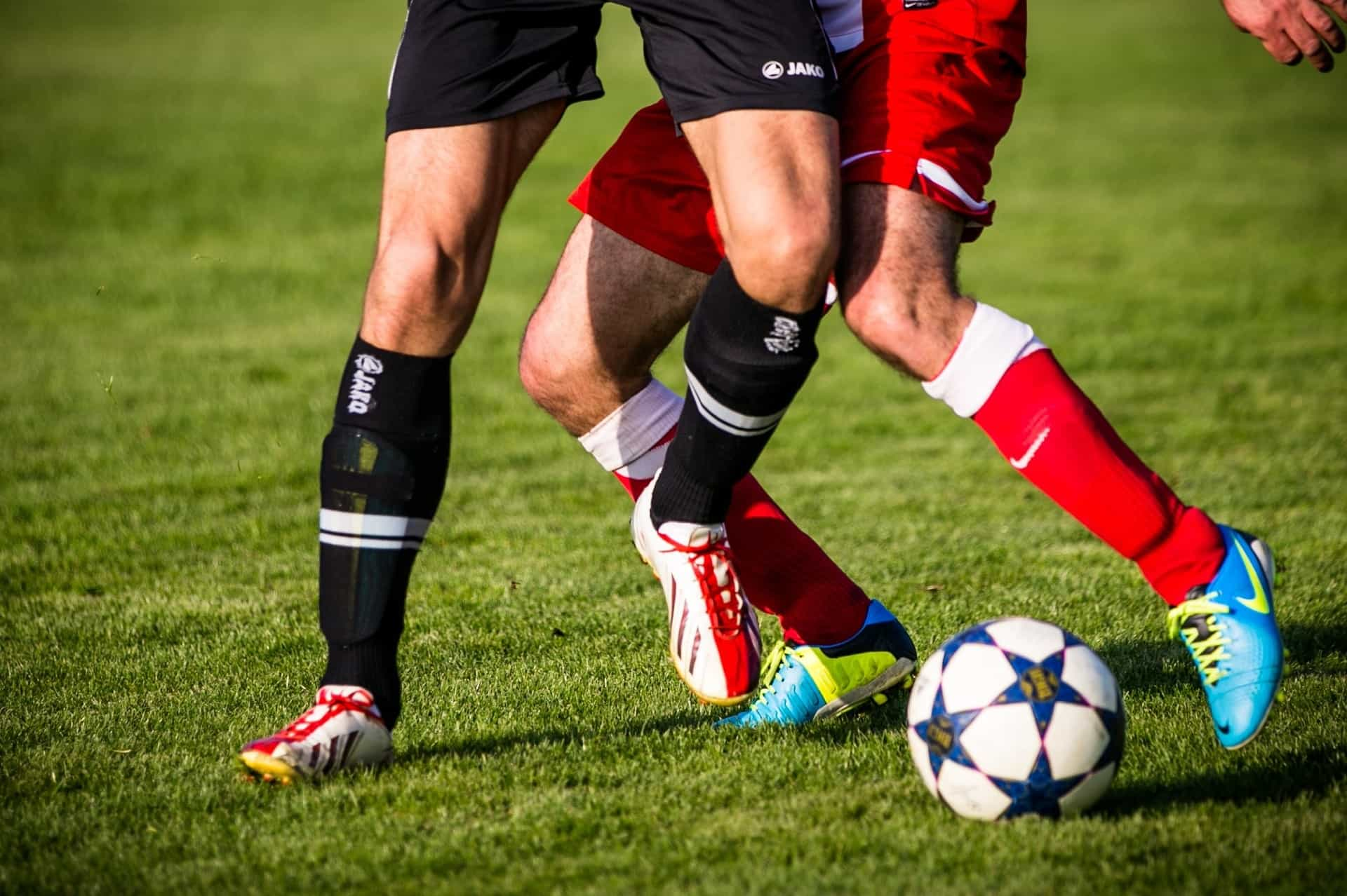 Aufnahme von zwei Fußballspielern, die um den Ball kämpfen.