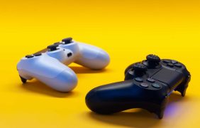 Zwei PlayStation-Controller auf gelbem Hintergrund