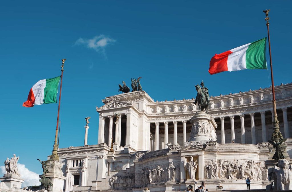 Italienische Flaggen vor dem Altare della Patria in Rom