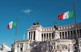 Italienische Flaggen vor dem Altare della Patria in Rom