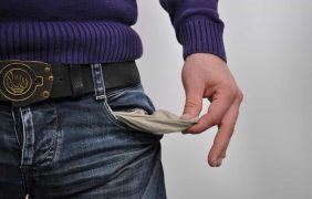 Ein Mann zeigt seine leere Hosentasche