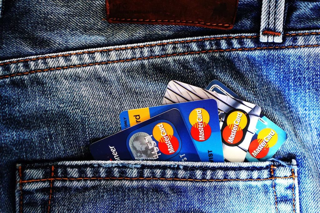 Aufnahme mehrerer Kreditkarten in einer Hosentasche.