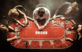 Pokerspieler am Pokertisch.