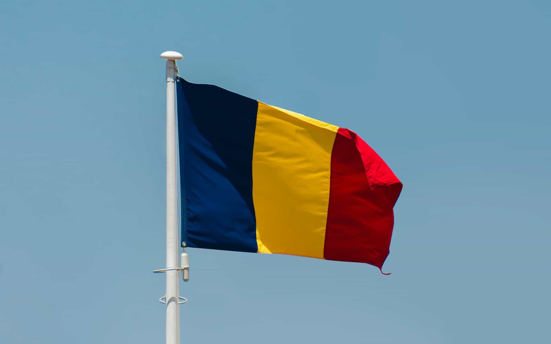 Die rumänische Flagge weht im Wind