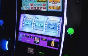 Aufnahme einer Slotmaschine mit einem großen Bildschirm.