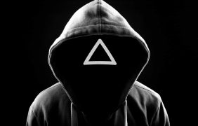 Mensch in einem Squid Game Kostüm