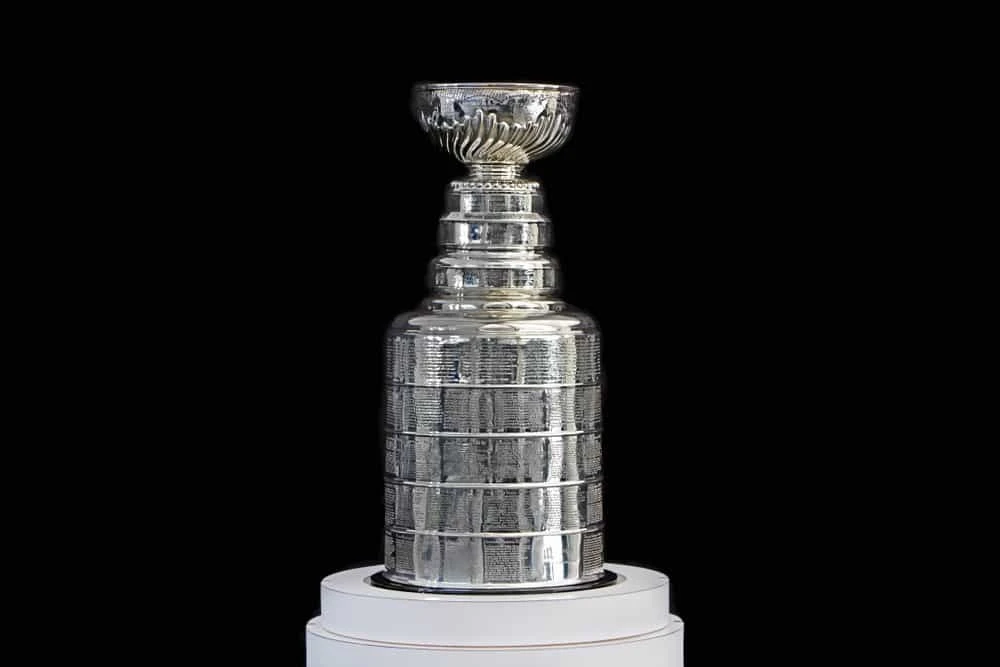 Stanley Cup steht auf einem Tisch