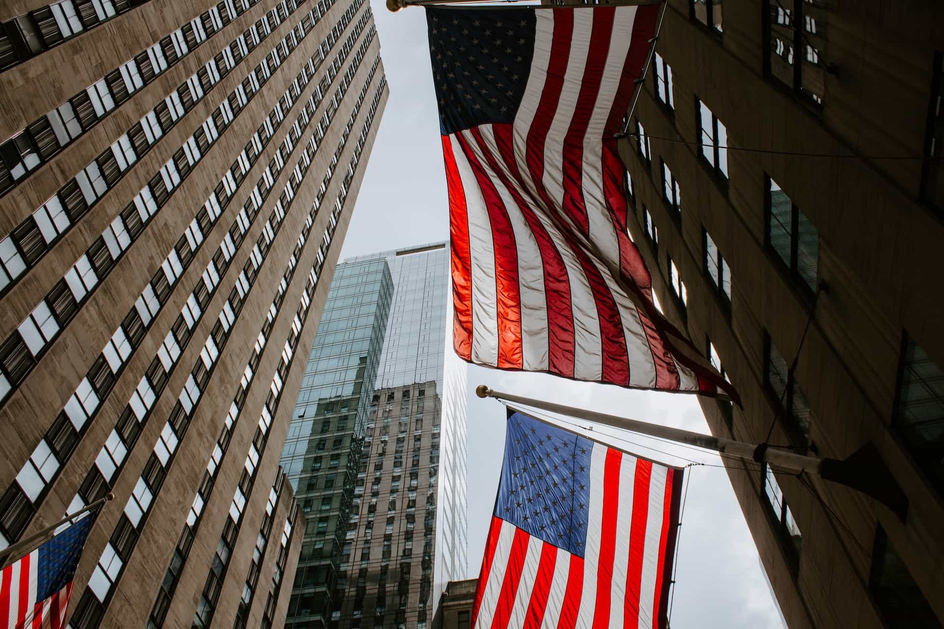 Die US-amerikanische Flagge weht vor Bürogebäuden