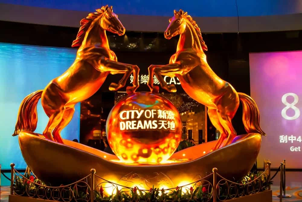 Statuen zweier Pferde beim City of Dreams Casino in Macau