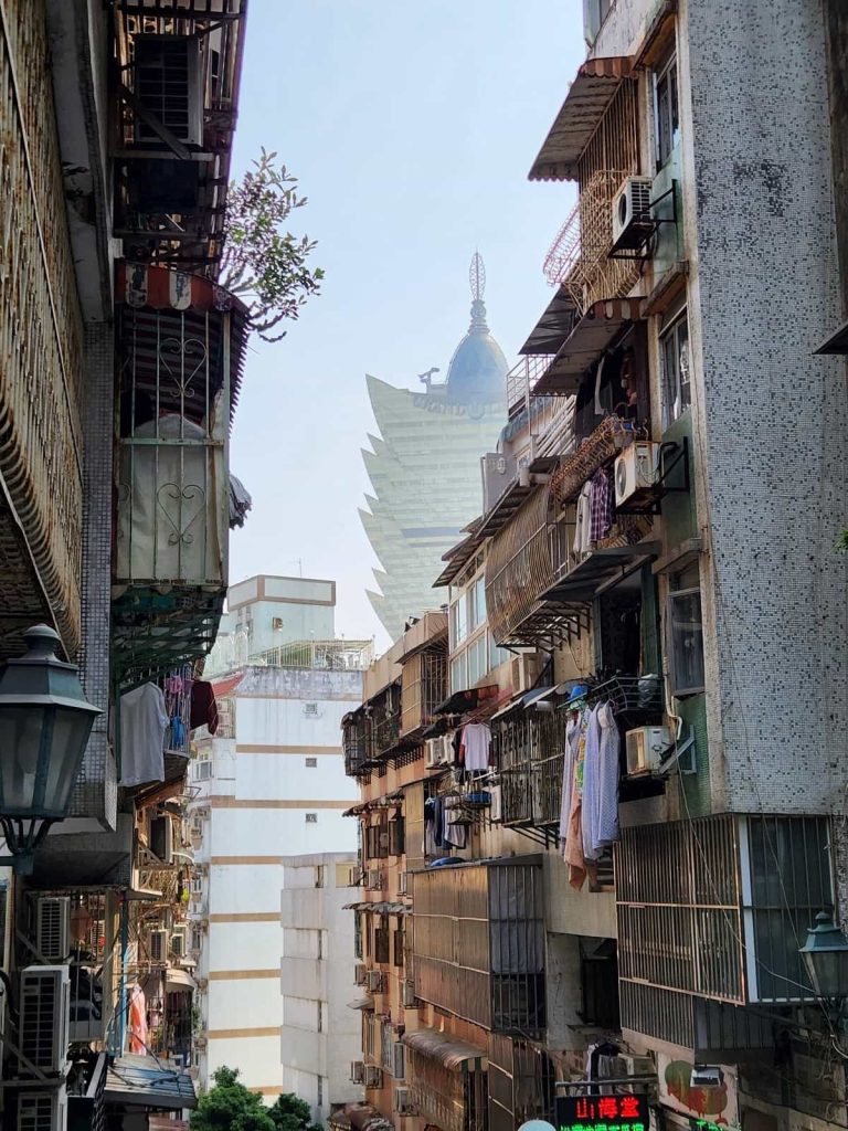 Das Grand Lisboa Casino von einer Straße in Macau aus gesehen