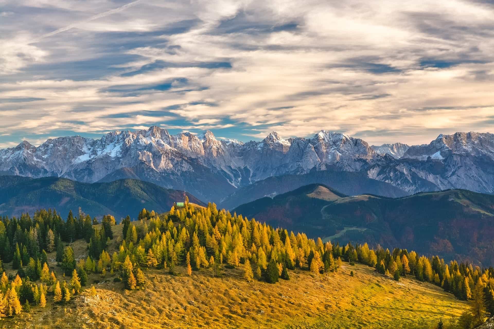 Aufnahme der schneebedeckten österreichischen Alpen.