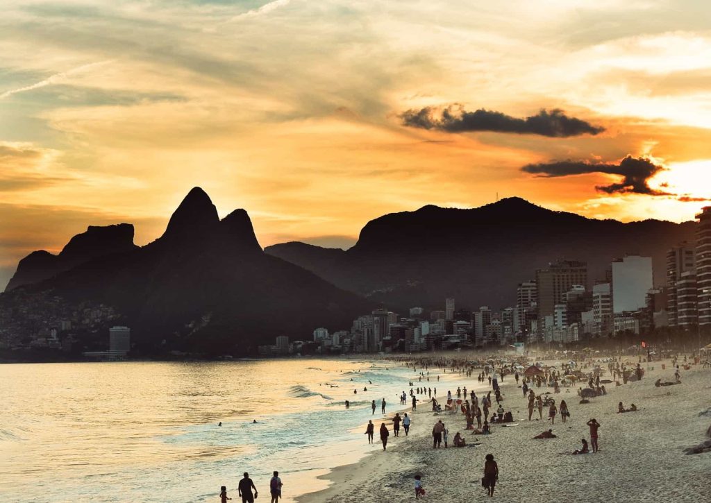 Aufnahme eines Strandes vor mehreren Bergen in Brasilien.