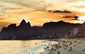 Aufnahme eines Strandes vor mehreren Bergen in Brasilien.