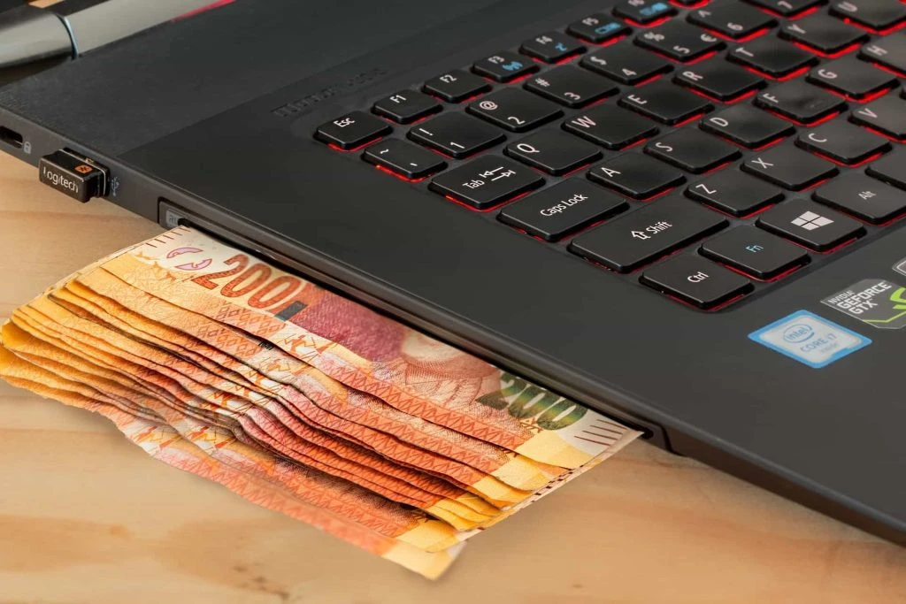 Laptop mit Geldscheinen