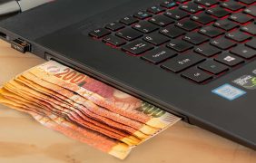 Laptop mit Geldscheinen