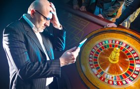 Aufnahme eines verzweifelt aussehenden Mannes.