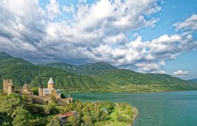 Aufnahme der Burg Ananuri in Georgien.