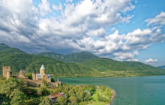 Aufnahme der Burg Ananuri in Georgien.