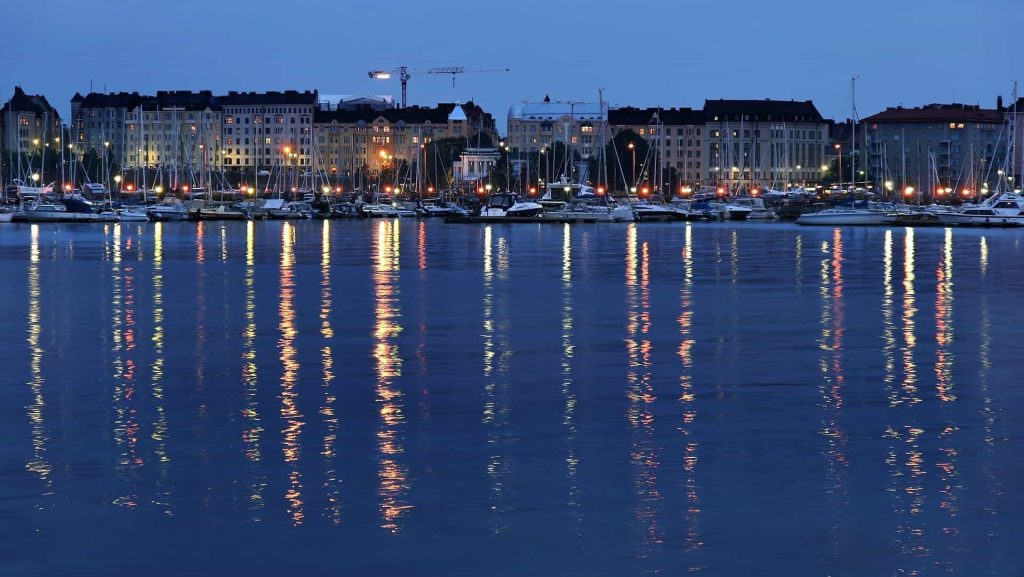 Aufnahme von Helsinki, Finnland, bei Nacht.