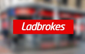 Aufnahme eines Buchmacher-Ladens von Ladbrokes, einer Marke von Entain.