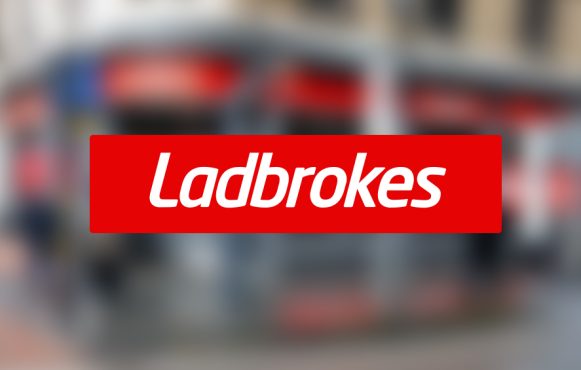 Aufnahme eines Buchmacher-Ladens von Ladbrokes, einer Marke von Entain.