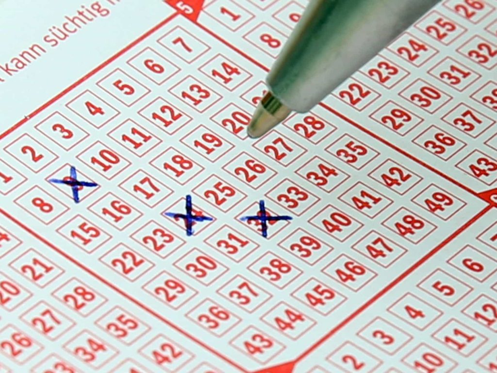 Aufnahme eines ausgefüllten Spielscheins von Lotto 6aus49.