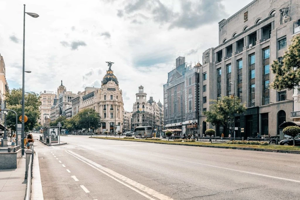 Aufnahme einer Straße in Madrid, Spanien.